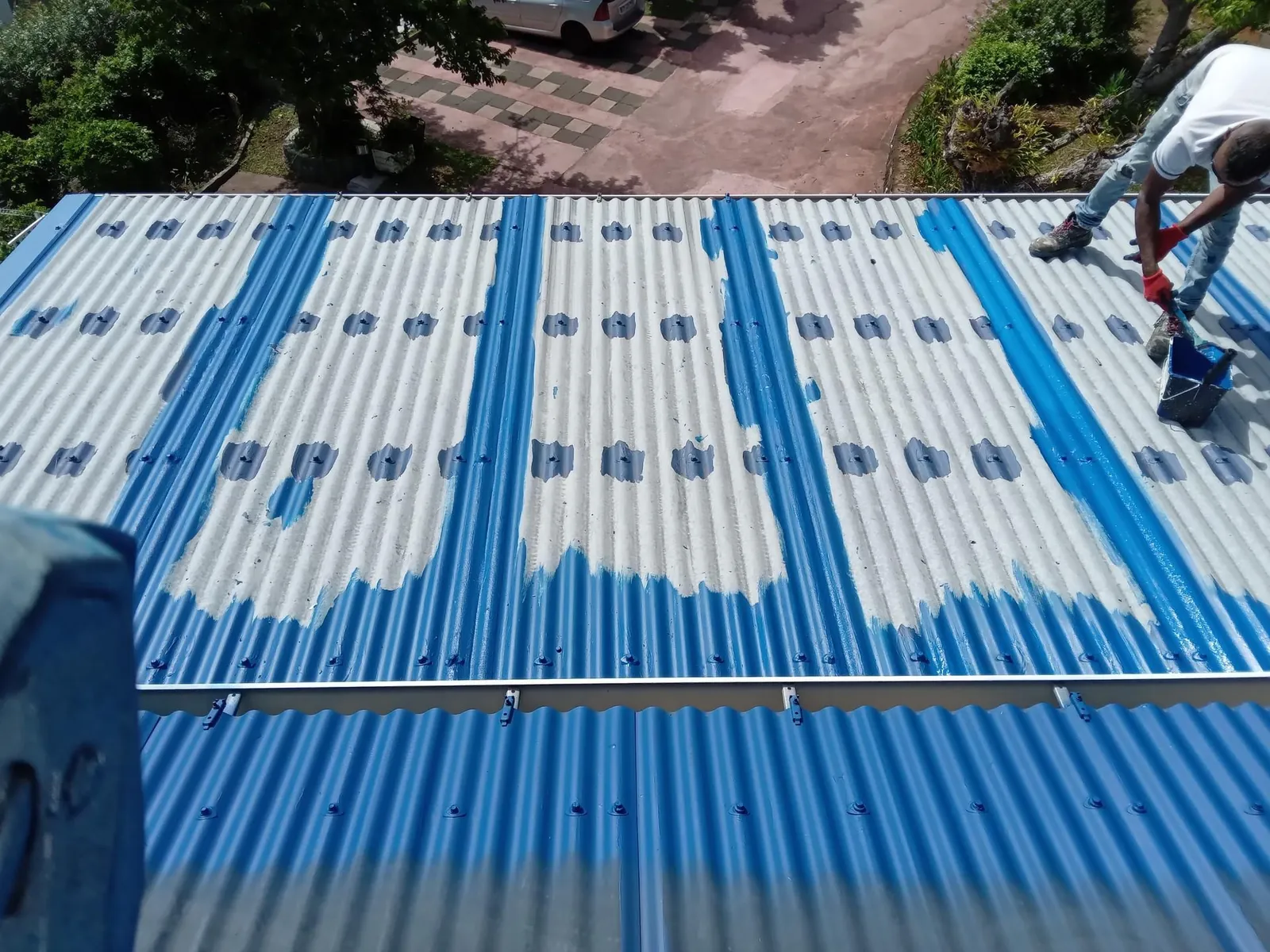 Avant — Peinture d’une toiture en tôle bleue