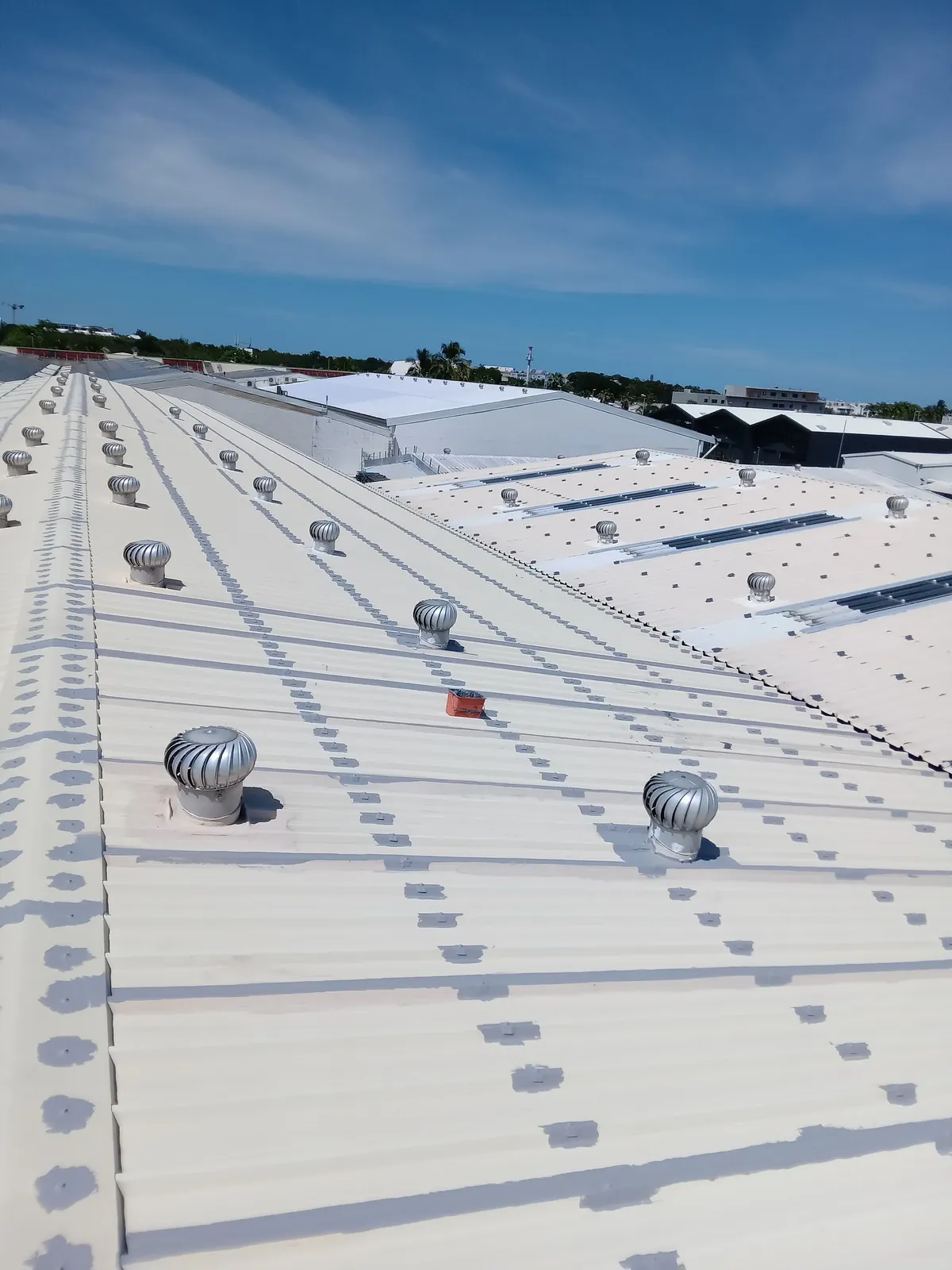 Toiture de bâtiment professionnel par HART TOITURE à La Réunion